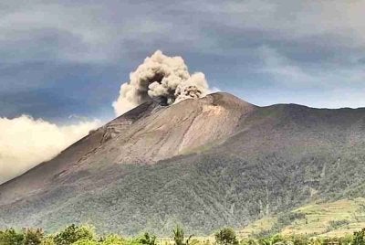 Gunung Berapi Kanlaon di Filipina Tengah meletus pada tengah hari Sabtu. - Agensi
