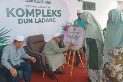 Abdul Hadi (tengah) ketika merasmikanKompleks Dewan Undangan Negeri (DUN) Ladang di Jalan Pusara, Kuala Terengganu pada Sabtu.