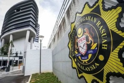 SPRM tubuh pasukan khas siasat semula dakwaan rasuah berjumlah RM350,000 yang dikaitkan dengan seorang pegawai kanan suruhanjaya itu.