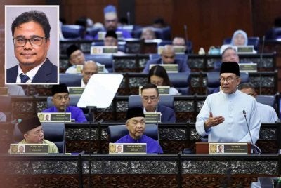 Anwar Ibrahim yang juga Menteri Kewangan, membentangkan Belanjawan 2027 di Dewan Rakyat pada Jumaat. Foto Bernama (Gambar kecil: Azrie) 
