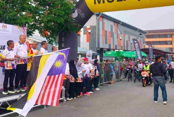 Khairudin (dua dari kiri) membuat pelepasan peserta Fun Ride sempena Sambutan Hari Sukan Negara peringkat negeri di Kompleks Belia dan Sukan Negeri Perak, pada Sabtu.