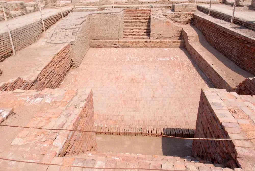 Mohenjo-daro mempunyai jalan yang tersusun.