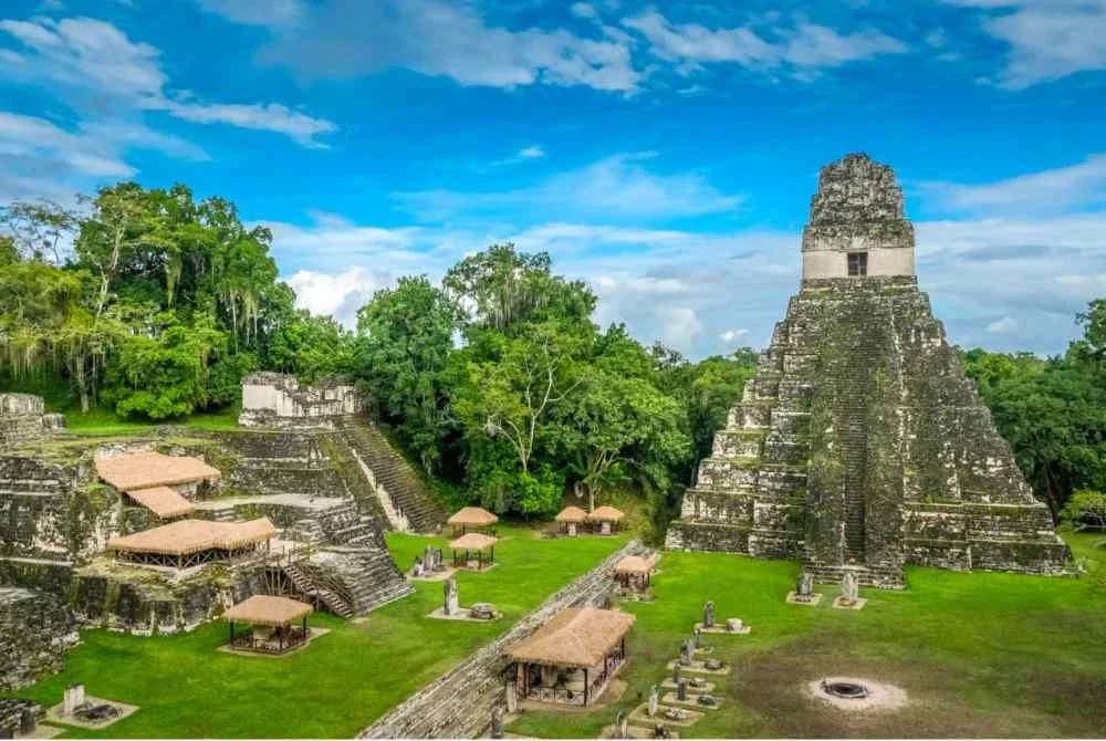 Maya mempunyai kuil berbentuk piramid.