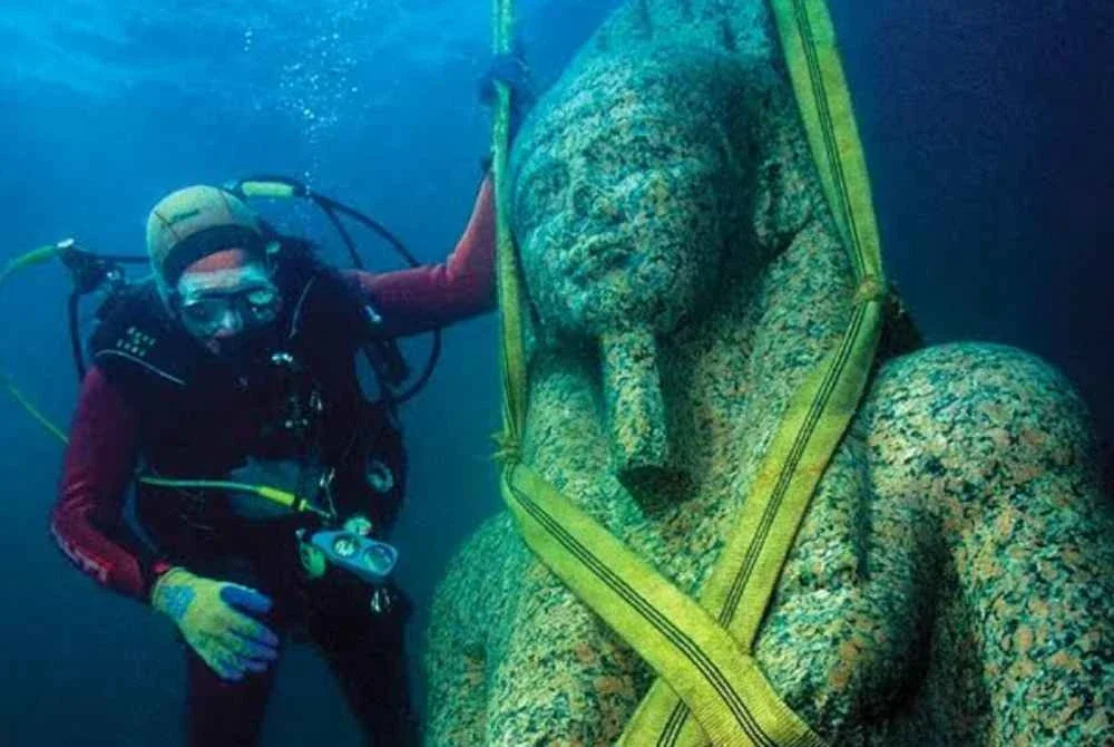 Sebahagian besar tinggalan Thonis-Heracleion tenggelam di kawasan Teluk Abu Qir.