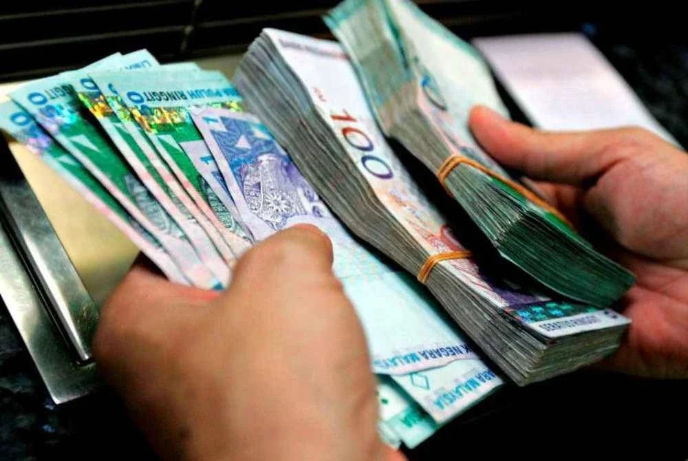 Kenaikan gaji minimum daripada RM1,700 kepada RM2,000 mulai Jun 2027 wajar disambut baik. - Gambar hiasan