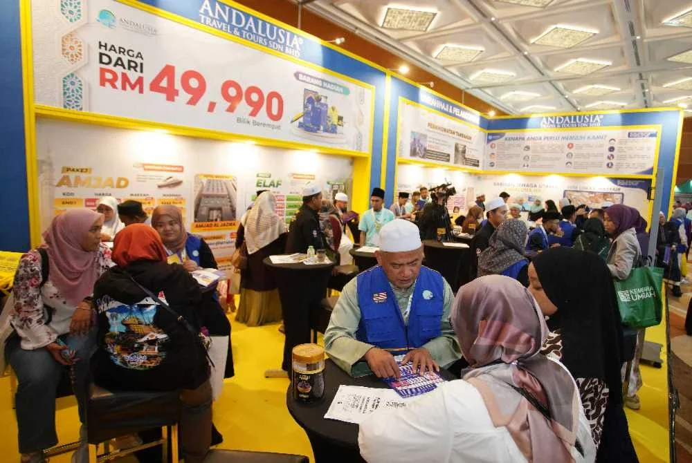 Suasana di Reruai Andalusia Travel and Tours yang dipenuhi ramai pengunjung sempena KHUP-5 di Movenpick Hotel & Convention Centre KLIA pada Jumaat.
