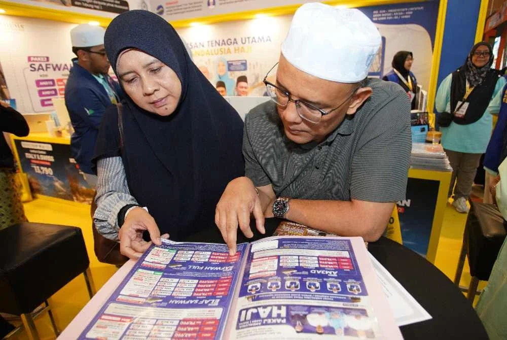 Pengunjung melihat pakej tawaran haji yang ditawarkan oleh Andalusia Travel and Tours Sdn Bhd.