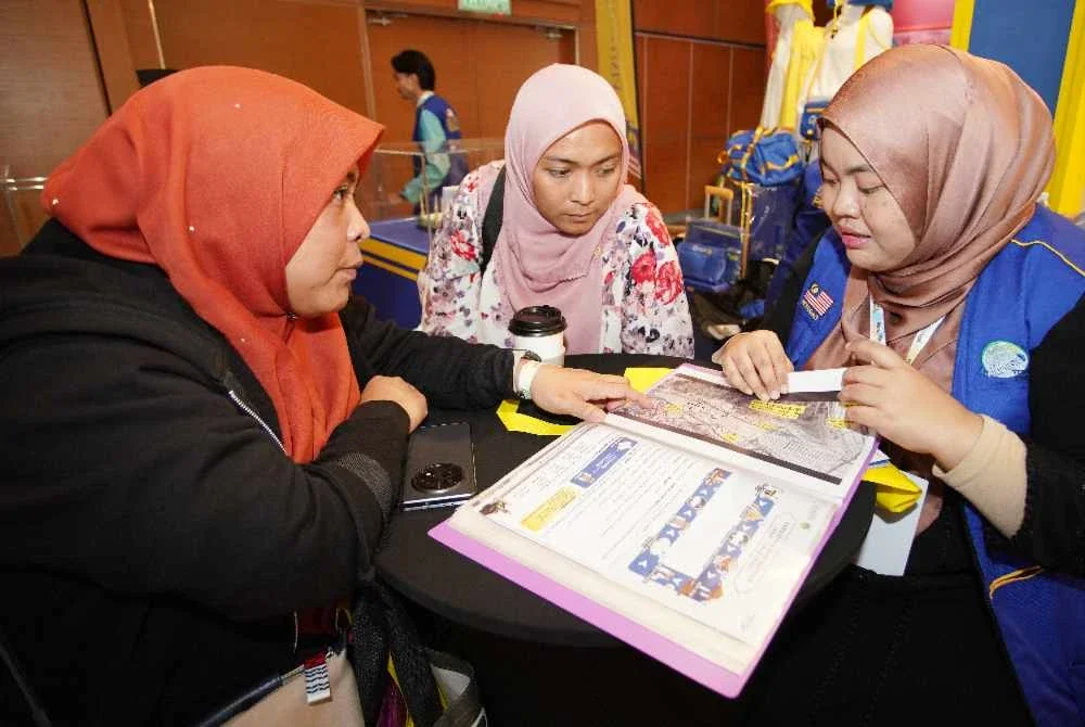 Kakitangan Andalusia Travel and Tours Sdn Bhd memberi penerangan kepada orang ramai mengenai pakej haji yang mereka tawarkan.