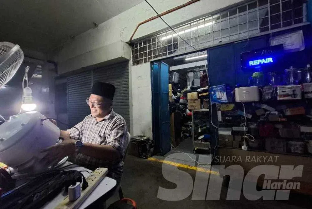 Bertempat di sebuah kedai kecil di Lot Barang Lusuh Pasar Besar Ipoh, Ahmad Zailani menghabiskan sebahagian masa membaiki pelbagai barangan perkakas elektrik.