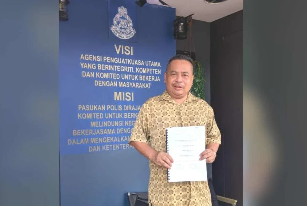 Mohd Nazrul Izad membuat laporan polis berhubung kes video tuduhan ke atasnya di Balai Polis Indera Mahkota pada Sabtu.