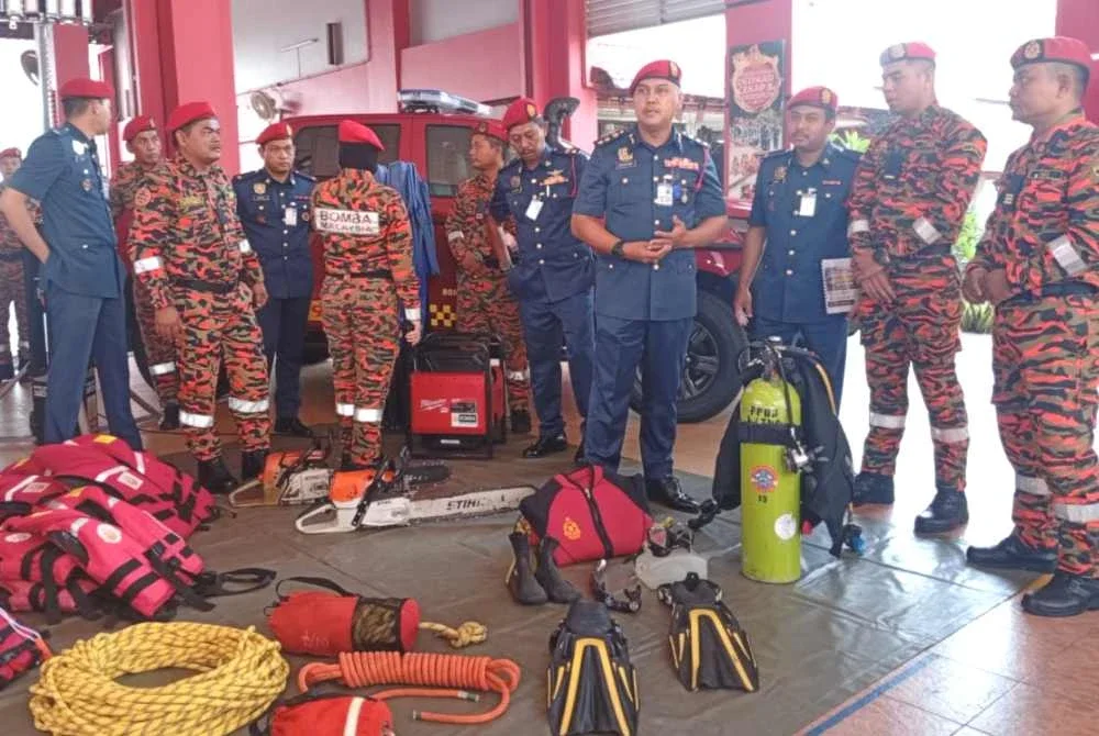 Nor Mahathir (empat dari kanan) ketika meninjau persiapan di Balai Bomba dan Penyelamat Kuala Terengganu pada Ahad.