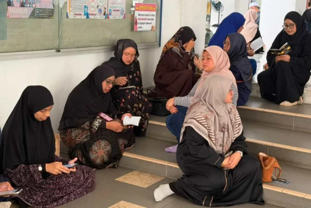 Urusan pemandian, kafan dan solat jenazah Allahyarham Marhaini Yusof disempurnakan di Masjid Al-Mukhtadin Damansara Damai.
