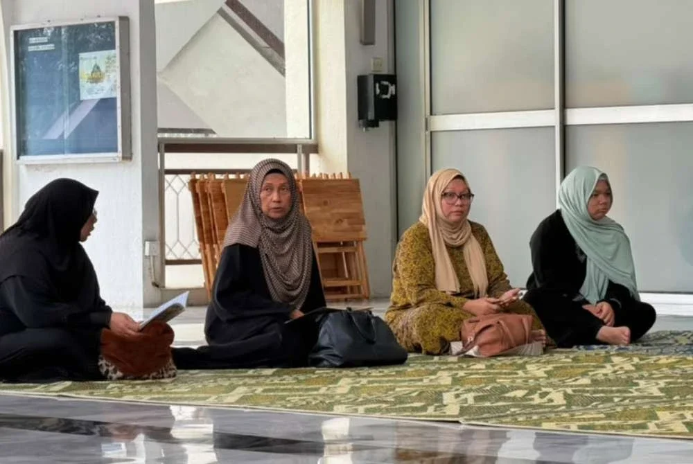 Urusan pemandian, kafan dan solat jenazah Allahyarham Marhaini Yusof disempurnakan di Masjid Al-Mukhtadin Damansara Damai, di sini.