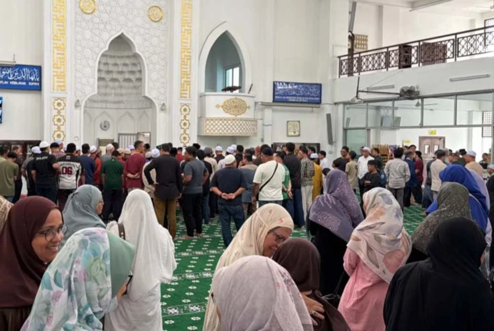 Antara yang hadir di Masjid Al-Mukhtadin Damansara Damai sebagai penghormatan terakhir buat Allahyarham Marhaini Yusof.