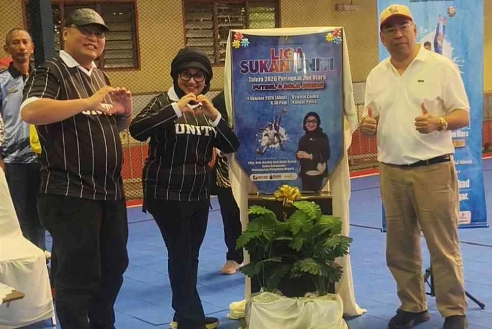 Haslina (tengah) menyempurnakan Majlis Perasmian Liga Sukan Uniti 2026 Peringkat Zon Utara di D’ Futsal Centre, Kangar pada Ahad.