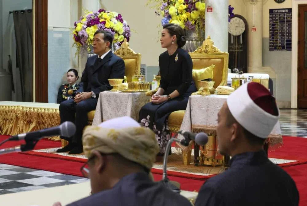 Raja Thailand, Maha Vajiralongkorn dan Permaisuri Suthida berkenan berangkat ke Masjid Pusat Pattani. Foto: Agensi