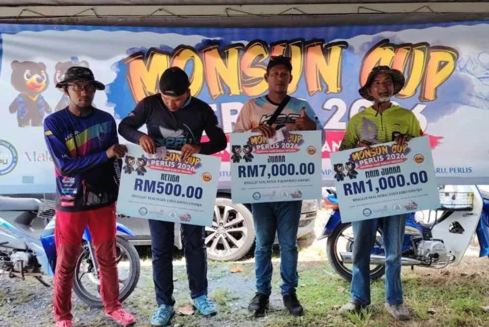 Wan Mohd Fitri (kiri) bersama pemenang pertandingan memancing Monsun Cup Perlis.