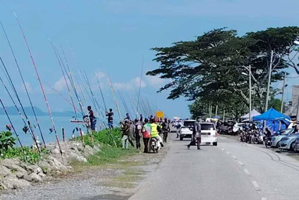Sebahagian peserta yang menyertai pertandingan memancing Monsun Cup Perlis di Pantai Kuala Sungai Baru.