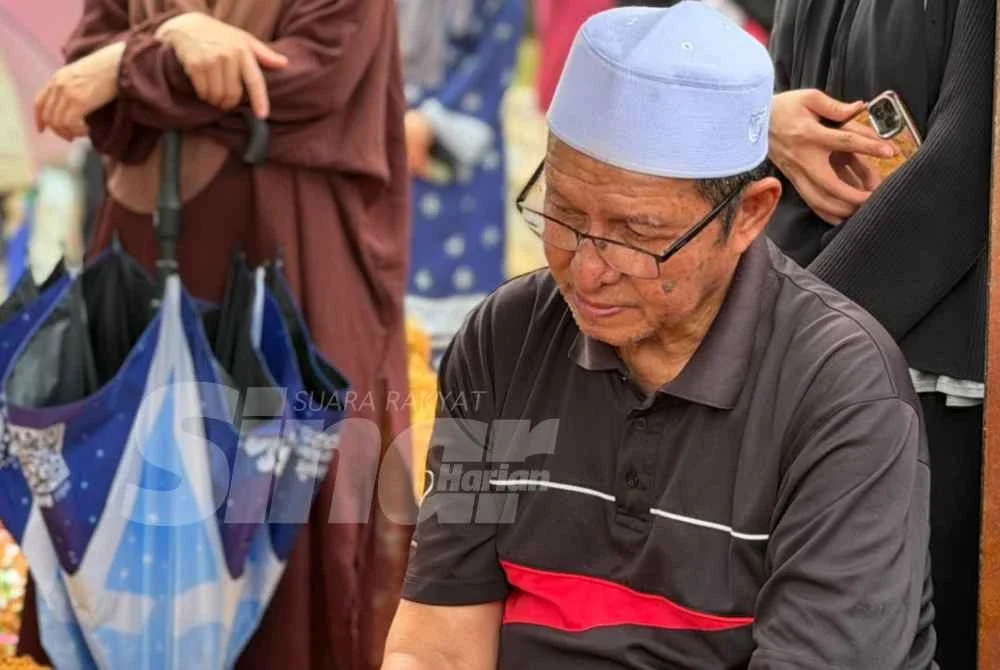 Ambok Dalek Tahir sugul ketika proses pengebumian isterinya, Marhaini.