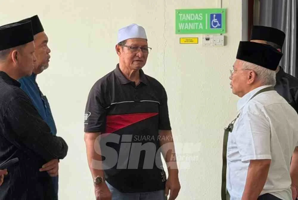 Hussamuddin (kanan) bertanya khabar Ambok Dalek (tengah) ketika ditemui di Masjid Al-Mukhtadin Damansara Damai pada Ahad.