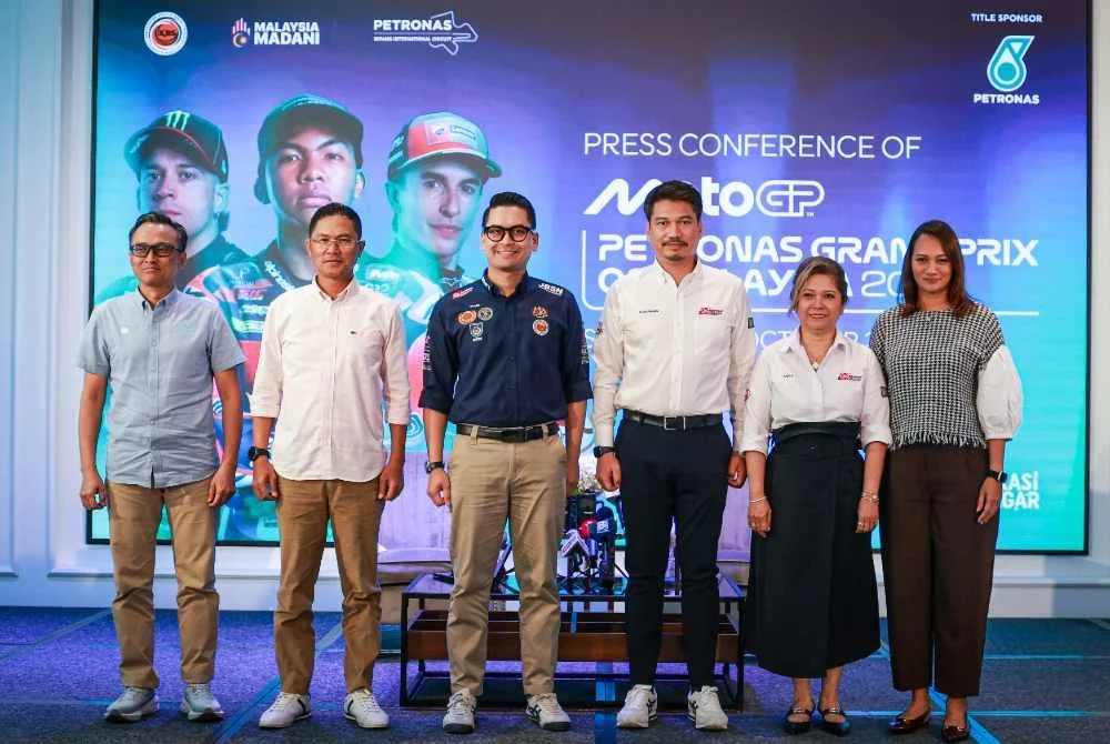 Dr Mohammed Taufiq (tiga dari kiri) bersama Ketua Pegawai Eksekutif Litar Antarabangsa Sepang (SIC), Azhan Shafriman Hanif (tiga dari kanan) bergambar pada sidang media MotoGP Petronas Grand Prix Of Malaysia 2026 di Bangunan Sultan Abdul Samad hari ini. - Foto: Bernama