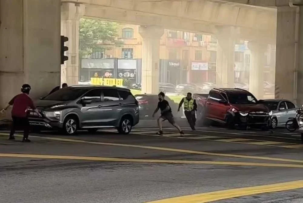 Video dipercayai dirakam daripada kamera papan pemuka sebuah kenderaan lain itu turut memaparkan individu dipercayai pemandu kenderaan itu dilihat cuba melarikan diri sebelum berjaya ditahan anggota polis.