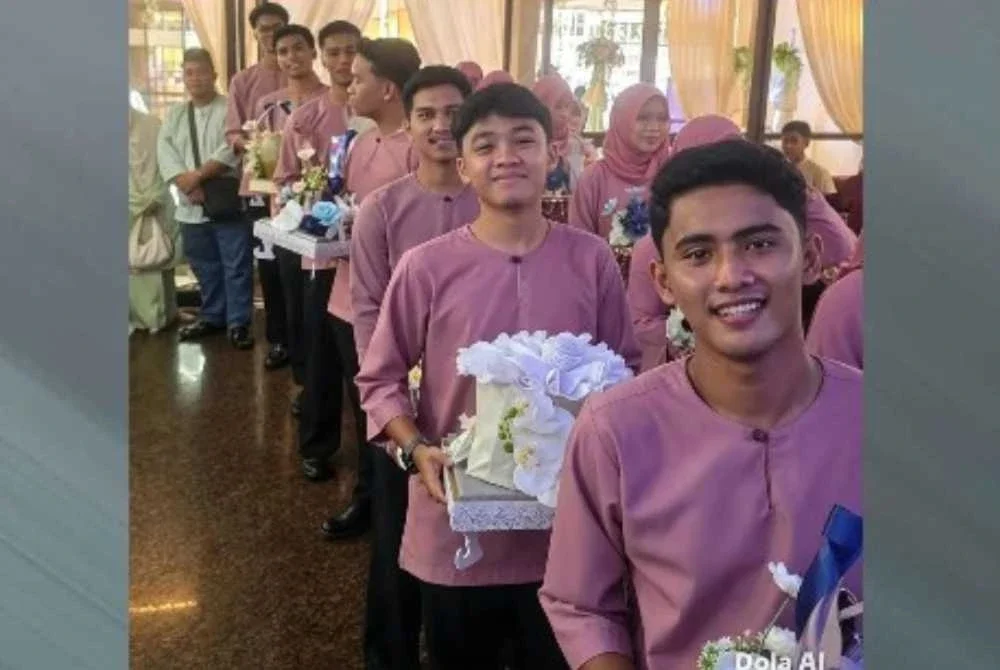 Para pemain Program Podium mengiringi pasangan pengantin sambil membawa dulang hantaran.