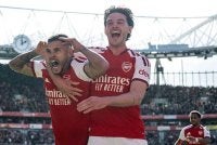 Guimaraes (kiri) memacu kemenangan Arsenal ketika menewaskan Leeds 2-1 dalam saingan EPL pada Sabtu. Foto: Agensi