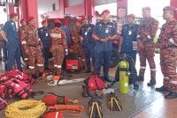 Nor Mahathir (empat dari kanan) ketika meninjau persiapan di Balai Bomba dan Penyelamat Kuala Terengganu pada Ahad.