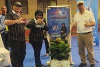 Haslina (tengah) menyempurnakan Majlis Perasmian Liga Sukan Uniti 2026 Peringkat Zon Utara di D’ Futsal Centre, Kangar pada Ahad.