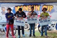 Wan Mohd Fitri (kiri) bersama pemenang pertandingan memancing Monsun Cup Perlis.