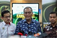 Dr Dzulkefly (tengah) bercakap kepada media selepas Majlis Pelancaran Hala Tuju Inisiatif Kesihatan Hati di Hospital Canselor Tuanku Muhriz (HCTM) Universiti Kebangsaan Malaysia (UKM) hari ini - Foto: Bernama