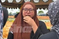 Siti Sarah ketika ditemui di Tanah Perkuburan Kota Damansara Seksyen 9 pada Ahad.
