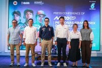 Dr Mohammed Taufiq (tiga dari kiri) bersama Ketua Pegawai Eksekutif Litar Antarabangsa Sepang (SIC), Azhan Shafriman Hanif (tiga dari kanan) bergambar pada sidang media MotoGP Petronas Grand Prix Of Malaysia 2026 di Bangunan Sultan Abdul Samad hari ini. - Foto: Bernama
