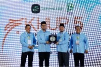 Dr Zulkifli (dua dari kiri) menerima cenderahati daripada Ketua Pegawai Eksekutif Tabung Haji Mustakim Mohamad (dua dari kanan) pada penutup Majlis Karnival Haji, Umrah & Pelancongan Kali Ke-5 di Pusat Konvensyen Movenpick hari ini. - Foto: Bernama
