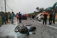 Kemalangan membabitkan dua Perodua Myvi G3, sebuah Perodua Myvi SE dan motosikal Modenas. Foto:JBPM