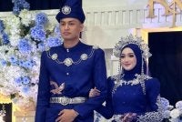 Haziq (kiri) memilih Nuraini sebagai pasangan hidup pada majlis perkahwinan di Seremban semalam. Foto : FB PSM.
