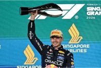 Max Verstappen menjulang trofinya sambil meraikan kemenangan di podium selepas perlumbaan F1 GP Singapura di Litar Jalan Raya Marina Bay, Singapura pada Ahad - Foto: AFP