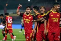 Pemain Selangor FC, Zikri Khalili (kiri) meraikan jaringan bersama rakan sepasukan ketika menentang Star City FC pada perlawanan suku akhir kedua Piala FA 2026/2027 di di Stadium MBPJ hari ini. - Foto: Bernama
