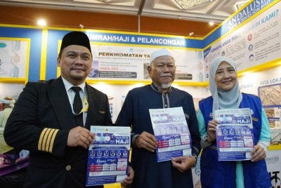 Dari kiri: Lukmanul Hakim, Md Daud dan Ida Riswana menunjukkan risalah mengenai pakej haji 2027 yang ditawarkan Andalusia Travel & Tours Sdn Bhd.
