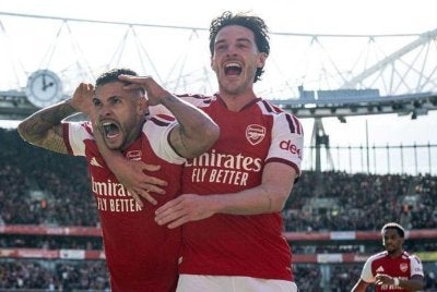 Guimaraes (kiri) memacu kemenangan Arsenal ketika menewaskan Leeds 2-1 dalam saingan EPL pada Sabtu. Foto: Agensi