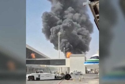 Asap dan api menjulang dari Lapangan Terbang King Khalid selepas kumpulan Houthi yang disokong Iran di Yaman mendakwa melancarkan serangan ke atas lapangan terbang itu. - Gambar Reuters