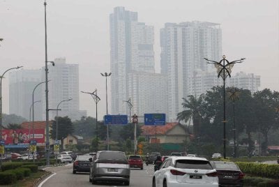 Tujuh kawasan di Johor mencatat IPU tidak sihat, iaitu Larkin (178), Kota Tinggi (166), Tangkak (164), Segamat (162), Pengerang (160), Kluang (159) dan Batu Pahat (151). Foto hiasan/Bernama 