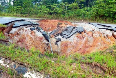 Laluan Persekutuan FT08 di Jalan Gua Musang-Kota Bharu berhampiran Taman Rekreasi Kesedar ditutup kepada semua kenderaan susulan kejadian lubang benam sedalam kira-kira lapan meter pada Sabtu. Foto: Bernama