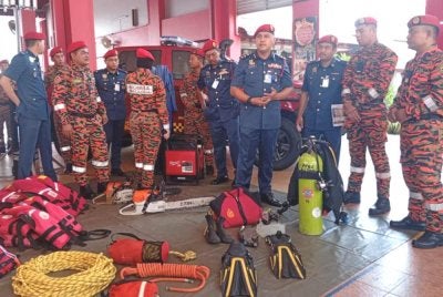 Nor Mahathir (empat dari kanan) ketika meninjau persiapan di Balai Bomba dan Penyelamat Kuala Terengganu pada Ahad.