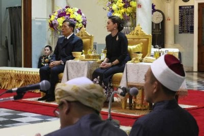 Raja Thailand, Maha Vajiralongkorn dan Permaisuri Suthida berkenan berangkat ke Masjid Pusat Pattani. Foto: Agensi
