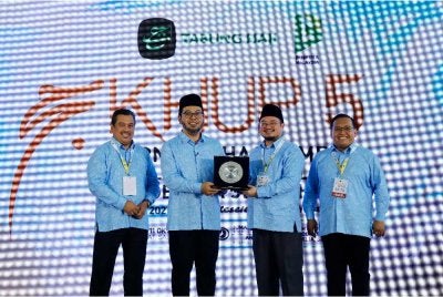 Dr Zulkifli (dua dari kiri) menerima cenderahati daripada Ketua Pegawai Eksekutif Tabung Haji Mustakim Mohamad (dua dari kanan) pada penutup Majlis Karnival Haji, Umrah & Pelancongan Kali Ke-5 di Pusat Konvensyen Movenpick hari ini. - Foto: Bernama
