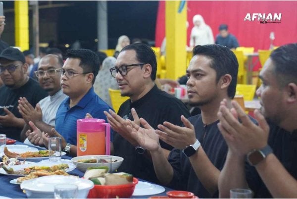 Afnan Hamimi (tengah) bersama barisan Pemuda Pas hadir pada pertemuan bersama Muhamad Akmal. Foto: FB Afnan