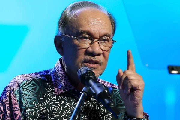 Anwar ketika berucap pada Majlis Makan Malam dan Perasmian iFUTURE 2026 di Dewan Merdeka, WTCKL hari ini. - Foto: Bernama