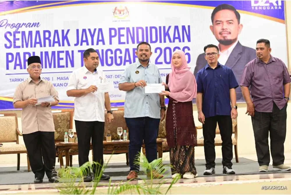 Manndzri menyampaikan sumbangan kepada pelajar cemerlang menerusi Program Semarak Pendidikan Parlimen Tenggara 2026. Foto RISDA